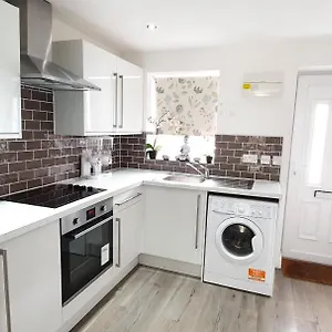 Apartment Trendy, Modern Garden Posh Peckham, London